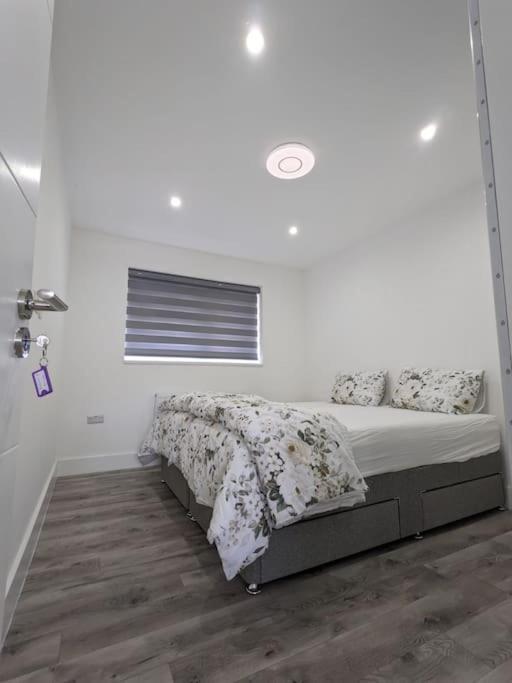 Beautiful 3 Bedroom House In London -Ensuite Bed Room Twickenham Kültér fotó