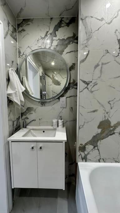 Beautiful 3 Bedroom House In London -Ensuite Bed Room Twickenham Kültér fotó