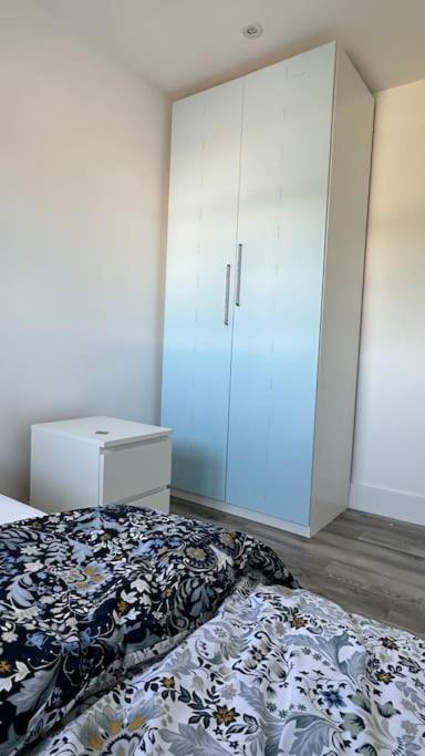 Beautiful 3 Bedroom House In London -Ensuite Bed Room Twickenham Kültér fotó