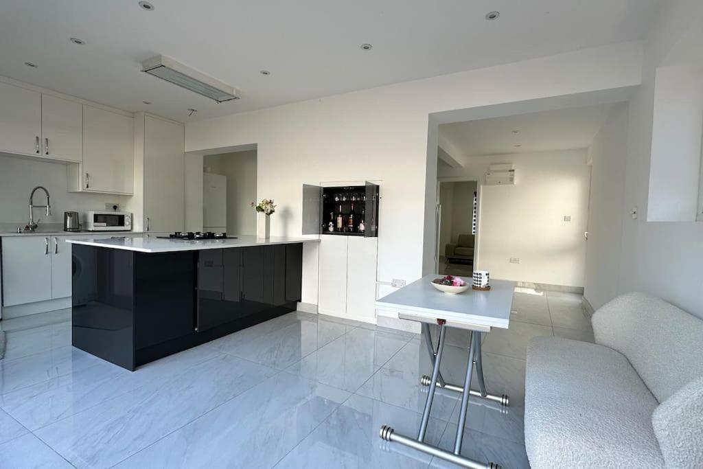 Beautiful 3 Bedroom House In London -Ensuite Bed Room Twickenham Kültér fotó